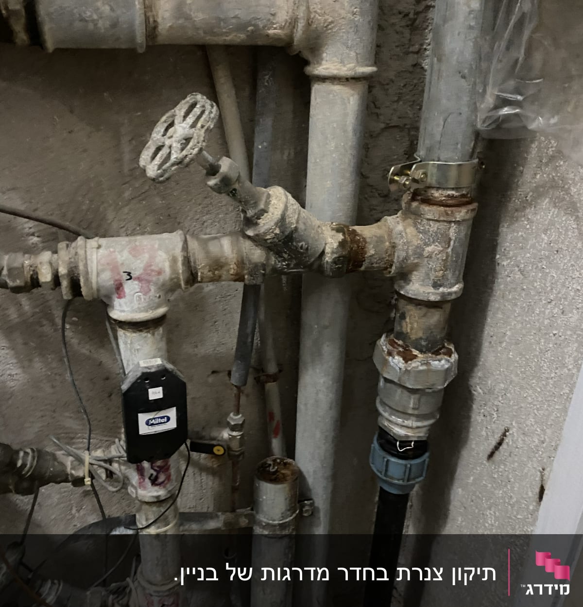 צינורות מים עם ברזים וחיבורים חלודים